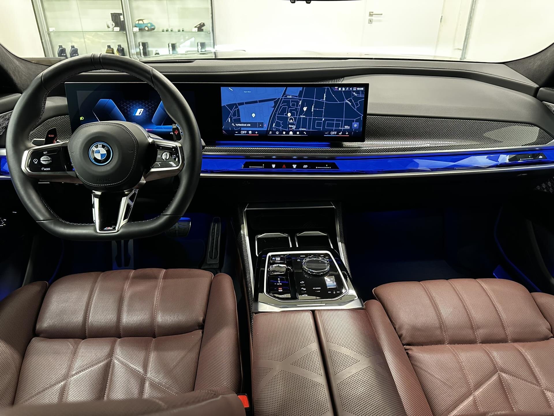BMW M760e hybrid xDrive Msport | luxusní hybridní limuzína | české předváděcí auto | skladem | modrá tanzanite | hnědá kůže Amarone | maximální výbava | 3.0 benzín + elekto = výkon 570 koní | VIP sleva | nákup online | AUTOiBUY.com